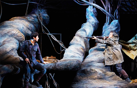 연극 '나무 위의 군대', 전쟁의 모순 논한다