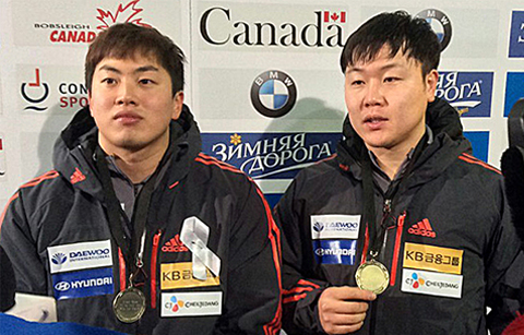 '아시아 최초 금메달'로 코치 애도한 한국 봅슬레이 대표팀