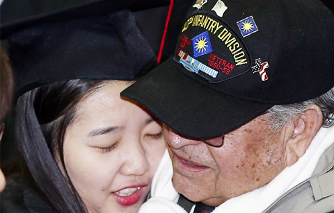 60여년 전 선물에 보답하다