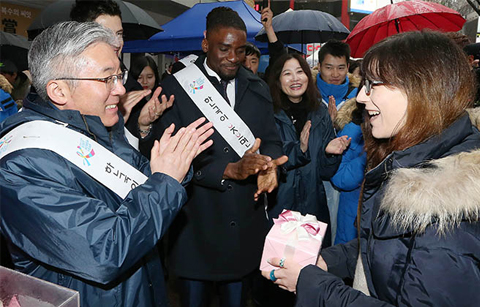 명동에서 함께 웃어요