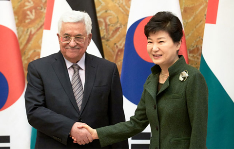 박근혜 대통령(오른쪽)과 마흐무드 압바스 팔레스타인 수반이 18일 청와대 정상회담장