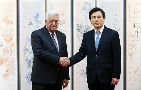 황교안 국무총리가 18일 한국을 찾은 마흐무드 압바스 팔레스타인 자치정부 수반을 위한 만찬에 앞서 기념촬영을 하고 있다.