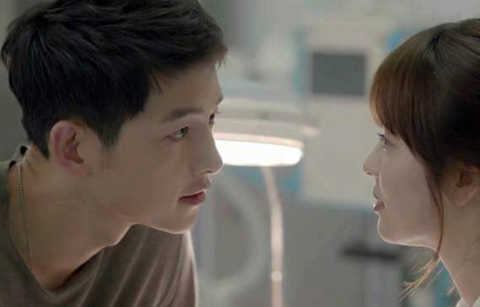 한중합작 드라마 ‘태양의 후예’ 한 장면.