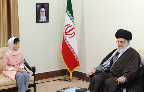 박 대통령-이란 최고지도자, 양국관계 발전 의견 교환