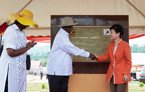 한국과 우간다는 새마을운동 동반자