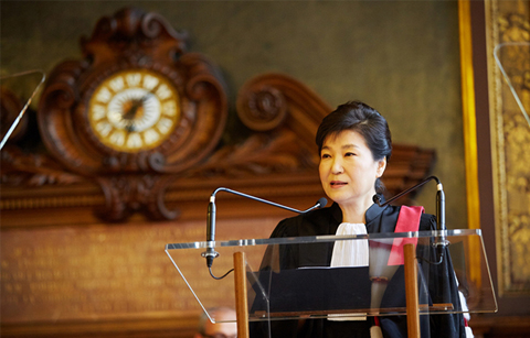 박 대통령, 파리6대학 명예 박사 학위 수여