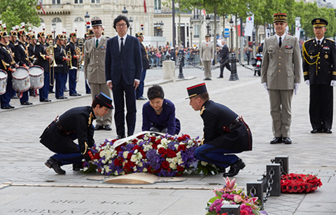 박 대통령, 프랑스 개선문 무명용사의 묘 헌화