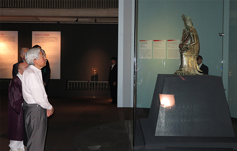 천황, 한일 불상 전시회 관람