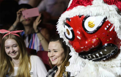 “전통과 현대의 색다른 조합, 좋아요!”