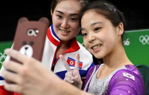 남북한 체조선수, 올림픽에서 셀카 찍다