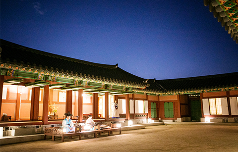 경복궁에서 즐기는 가을밤의 정취