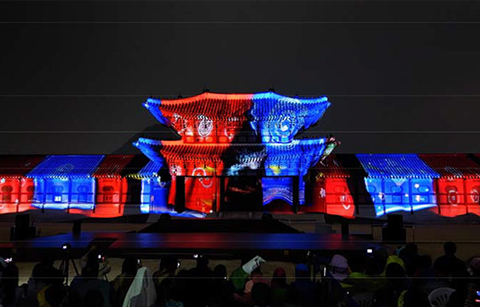 가을밤 고궁, 빛에 물들다