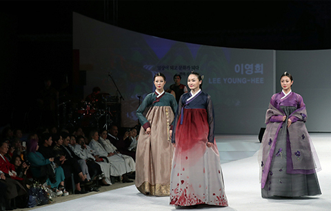 경복궁 밤을 물들인 ‘오색 한복’