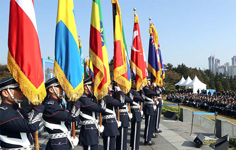 부산 향해 1분간 묵념, ‘고귀한 희생 잊지 않겠습니다’