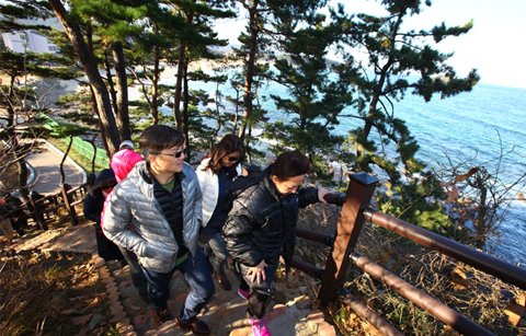 싱가포르 관광객들 해파랑길 매력에 풍덩