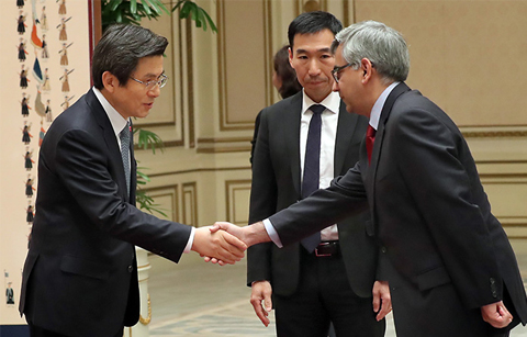 황교안 권한대행, 주한대사 신임장 제정