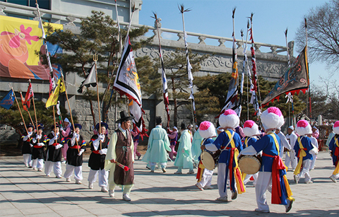 가족의 사랑과 소원을 담은 큰 달