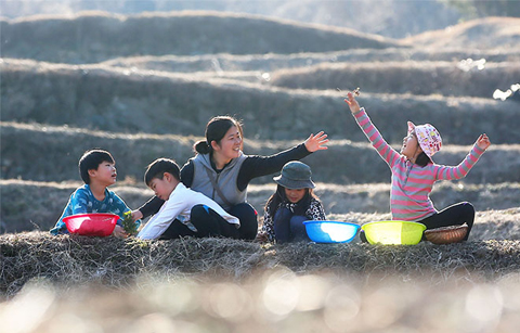 봄 캐는 아이들