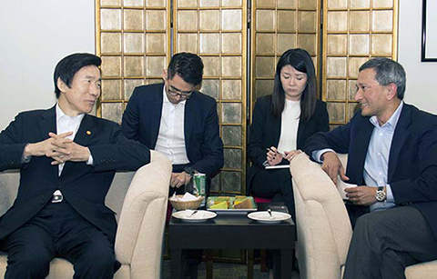 윤병세 외교부 장관(왼쪽)과 비비안 발라크리쉬난 싱가포르 외교부 장관(오른쪽)이 14일 싱가포르 창이공항에서 대북 공조 강화 방안을 논의하고 있다.