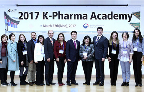 '제 5회 K-파마 아카데미(K-Pharma Academy)'에 참석한 중남미 6개국 보건의료정책 담당자들이 27일 식품의약품안전처를 방문해 기념촬영을 하고 있다.