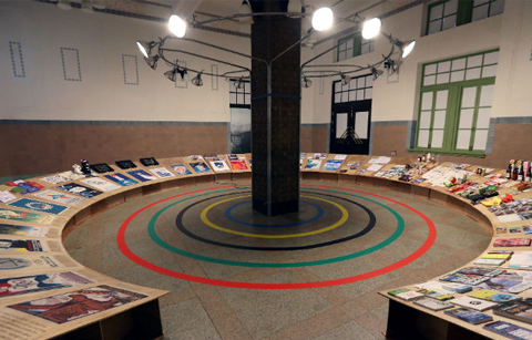 '2018 평창 동계올림픽·패럴림픽'과 강원도를 주제로 한 전시회 ‘평창의 봄’이 25일 문화역서울284에서 개막한 가운데 역대 올림픽의 연대기를 다룬 작품이 전시돼 있다.