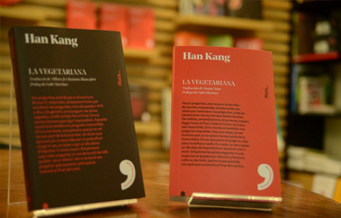 지난달 22일 스페인에 출간된 한강 작가의 ‘채식주의자’ 스페인어판(오른쪽)과 카탈루냐어판.