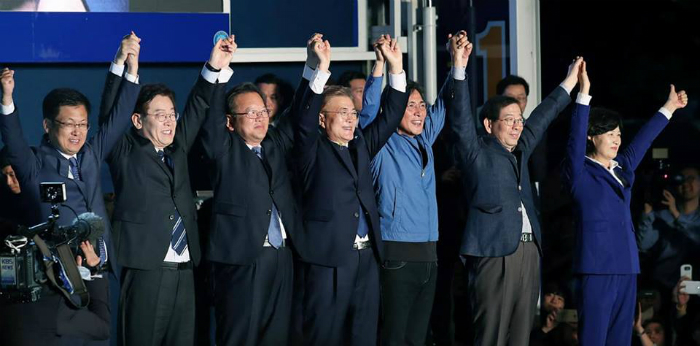 서울 종로구 광화문 광장에서 대국민 메시지 발표를 갖고 지지자들에게 손을 들어 인사하고 있다.