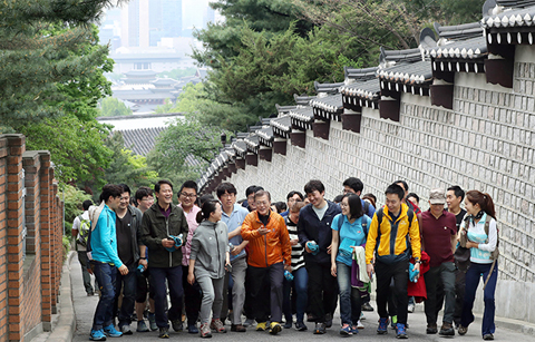첫 휴식은 ‘북악산 등반’