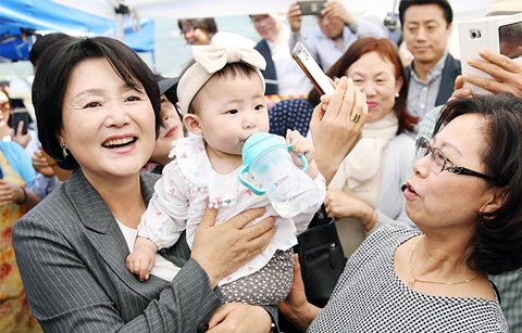 김정숙 여사 첫 공식일정은 ‘고향방문’