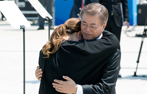 	문 대통령, ‘5.18민주화 운동 정신으로 민주주의 복원 할 것’