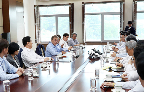 	문 대통령, 사적 비용 봉급으로 처리 지시