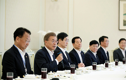 문 대통령, 전(前) 정부 국무위원과 간담회 개최