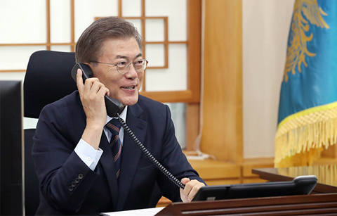 문 대통령, 라스무센 덴마크 총리와 정상 통화