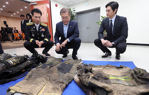 문 대통령, “소방관이 눈물 흘리지 않는 나라 만들겠다”