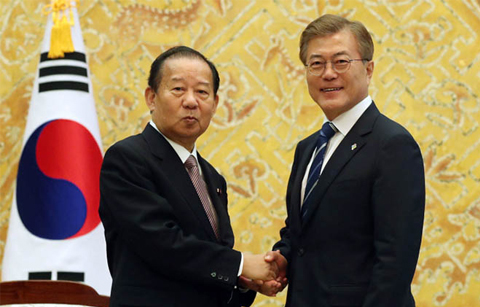 문 대통령, 일본 특사 접견