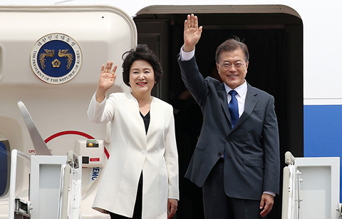	문 대통령, 첫 한미 정상회담 위해 출국