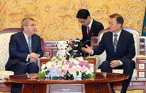 문 대통령, ‘평창올림픽 성공’ 위한 IOC 협조 당부