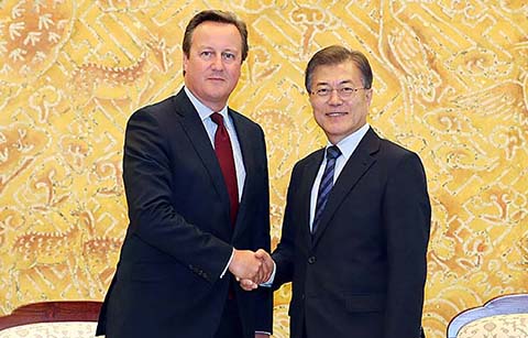 문 대통령, 캐머런 전(前) 영국 총리 접견