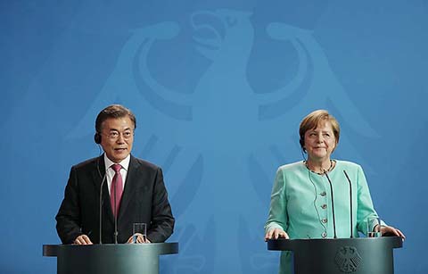 문 대통령·메르켈 독일 총리, ‘북핵 해결' 한목소리