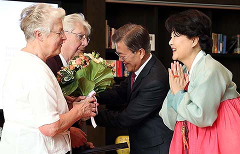 문 대통령, 독일 의료지원단 접견