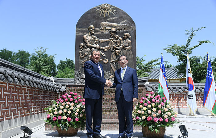 타슈켄트에 세워진 ‘고려인’ 기념비