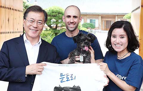 문 대통령, 유기견 ‘토리’ 입양