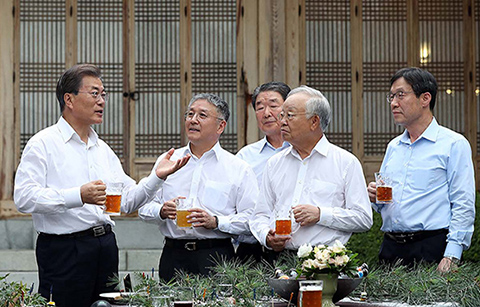 문 대통령, 기업인들과 새 정부 경제철학 공유