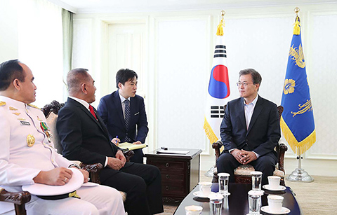문 대통령, 인니 국방장관 접견