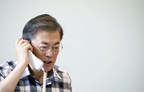 문 대통령, '북한 문제 평화적으로 풀어야'