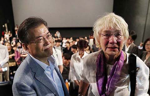 문 대통령, 광주 민주화운동 다룬 ‘택시운전사’ 관람