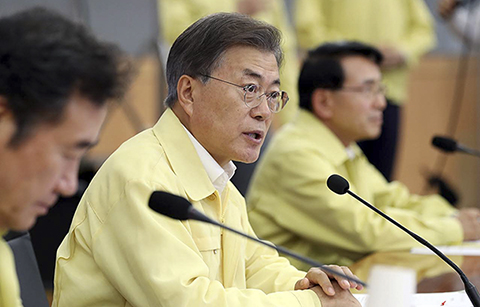 문 대통령, ‘대북문제 해결을 위한 외교부·통일부 역할’ 강조