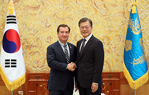 문 대통령, 미국 하원 외무위원장 접견