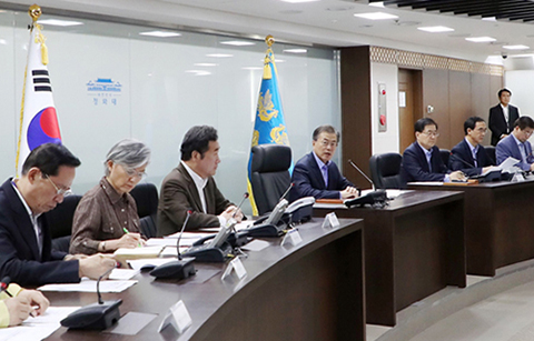 문 대통령, ‘국제사회 힘 모아 북핵 포기 방안 찾을 것’