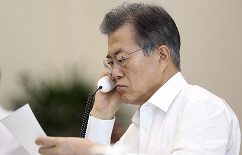 한∙일 정상 통화, ‘최고도의 대북 압박∙제재 필요’